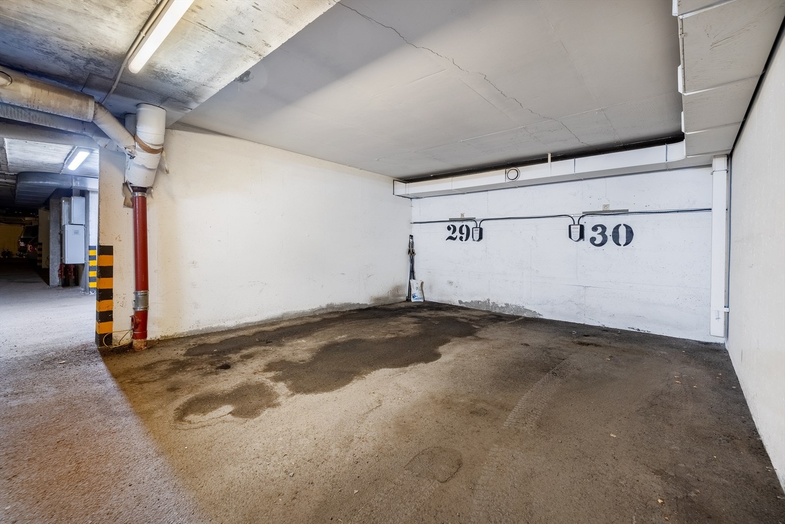 Parkeringsplass hvor det er lett å legge opp el-bil lader Galleribilde