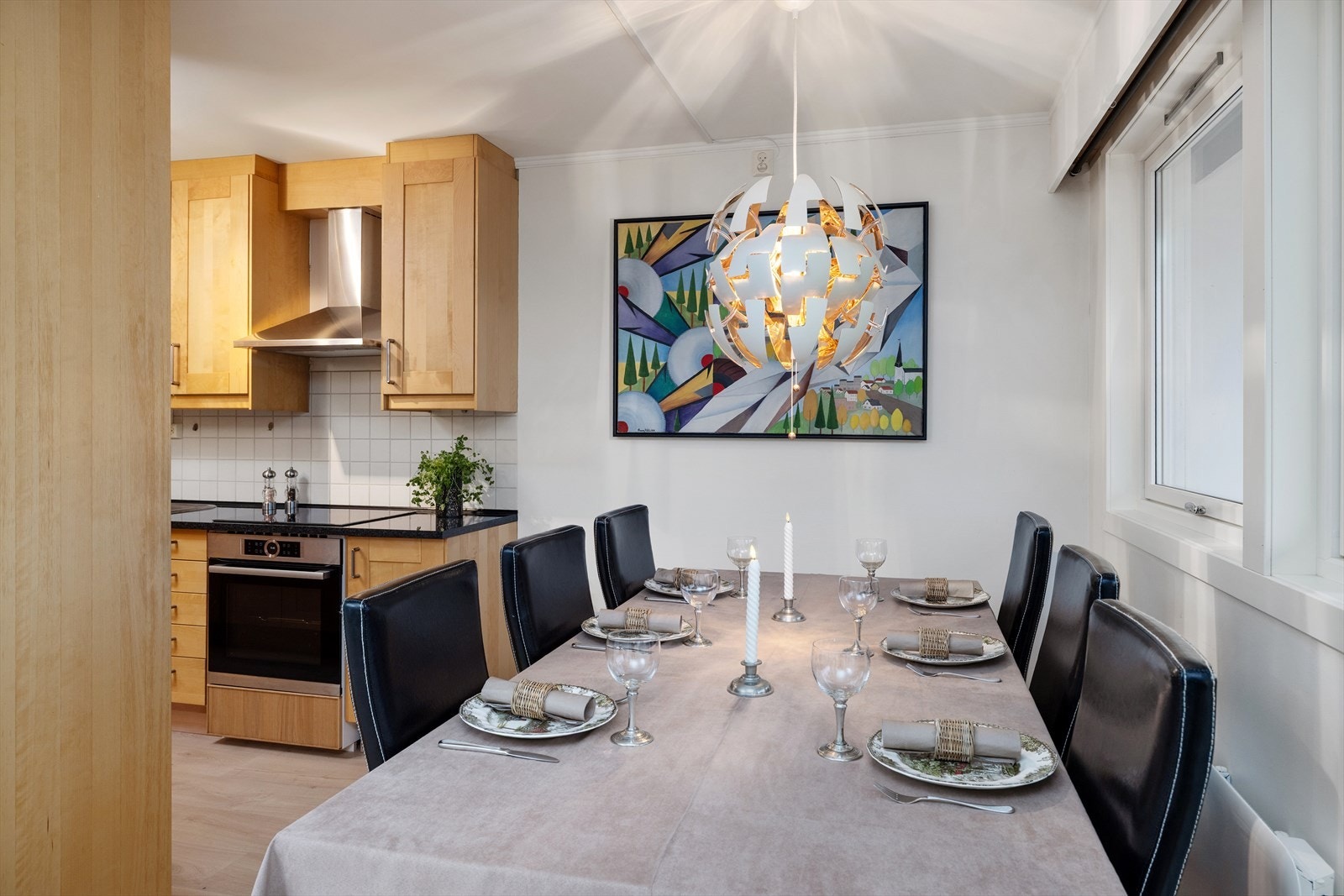 Kjøkken med spiseplass Galleribilde