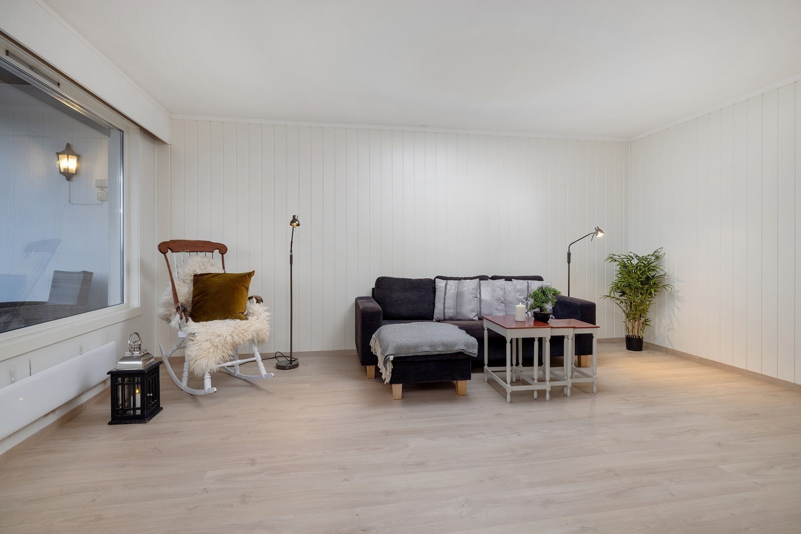 Stuen har store vinduer, godt naturlig lys og flere møbleringsmuligheter Galleribilde