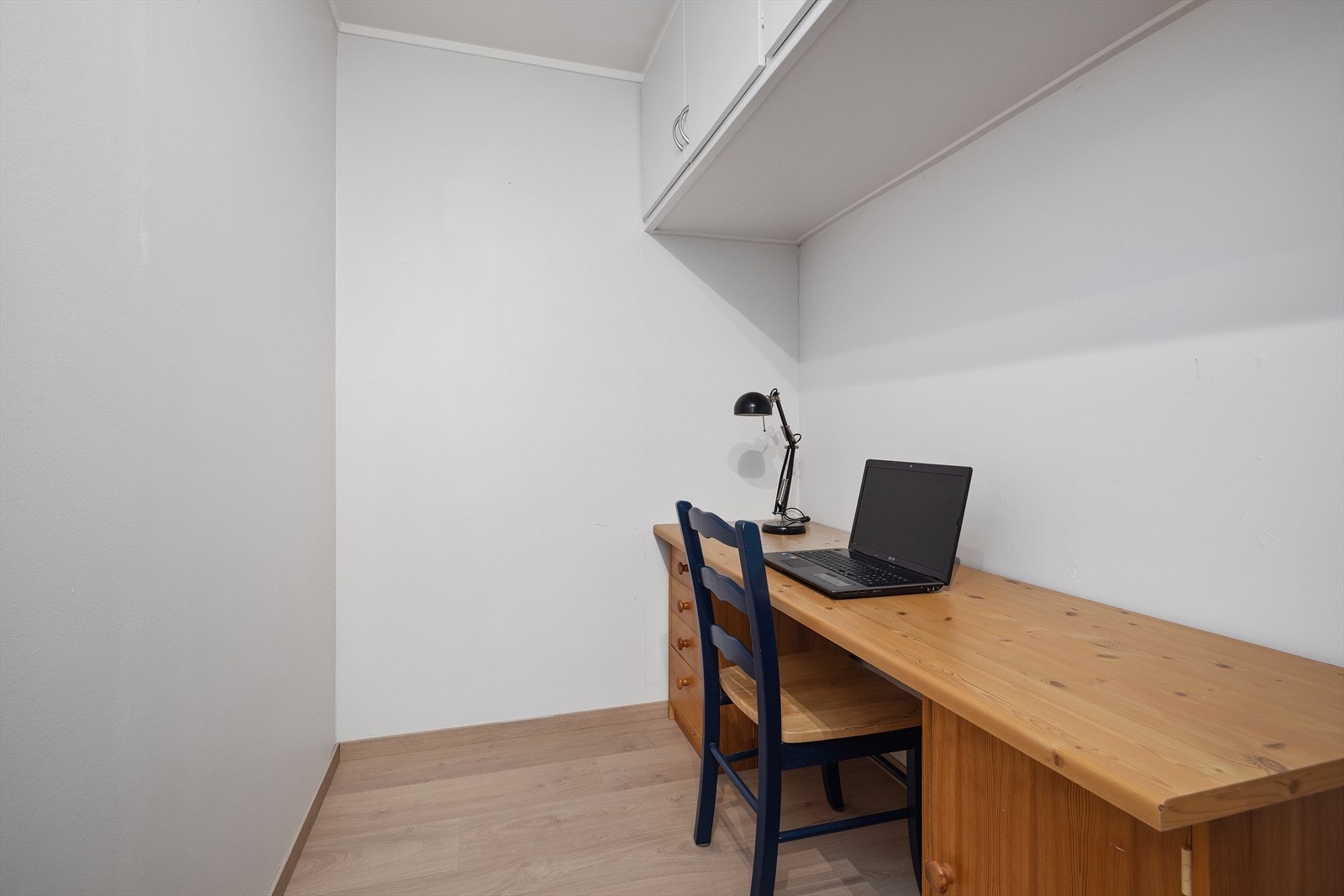 Entreen er stor, her er plass til kontorplass eller mer garderobeløsning Galleribilde