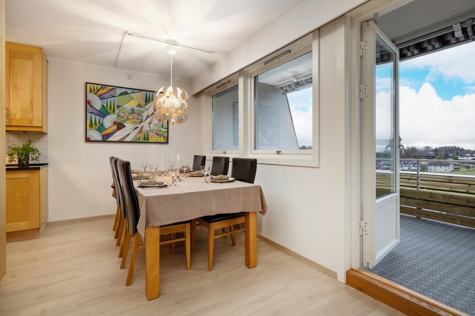 Hyggelig med spisebord ved de store kjøkkenvinduene Galleribilde