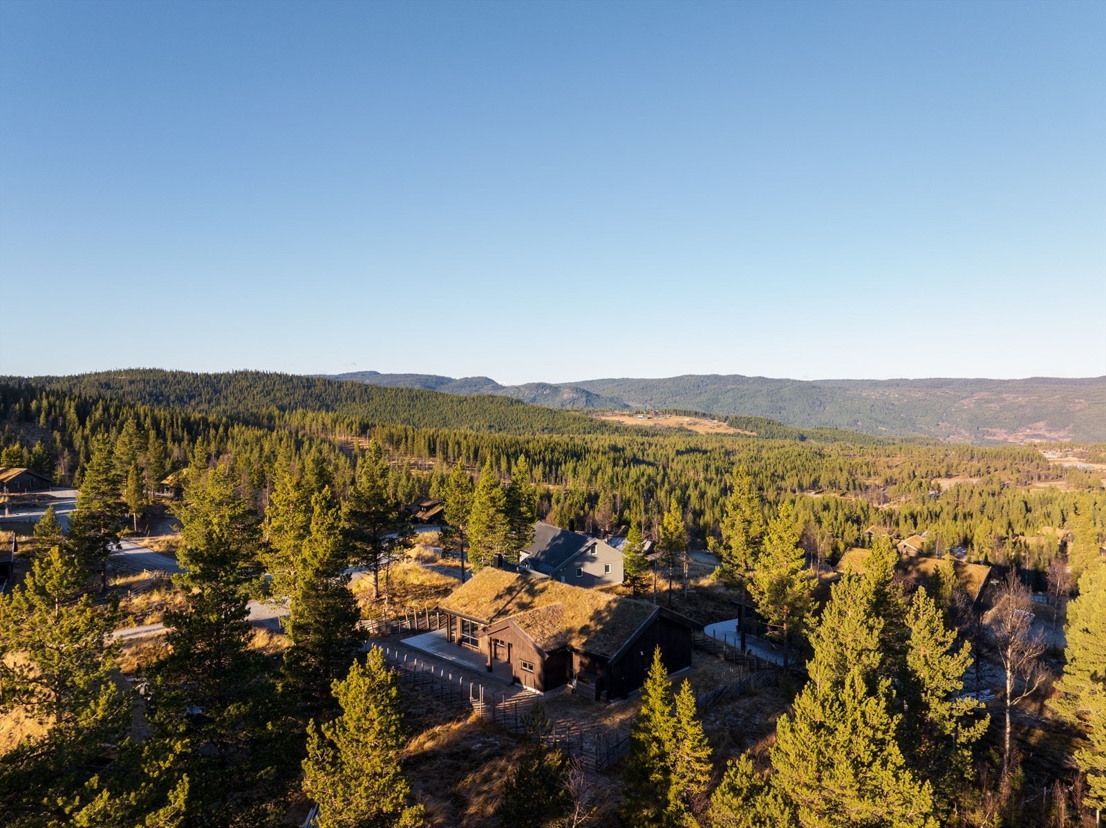 Utenfor tomtegrensen mot øst er det friareal og her passerer nærmeste langrennsløype. Galleribilde