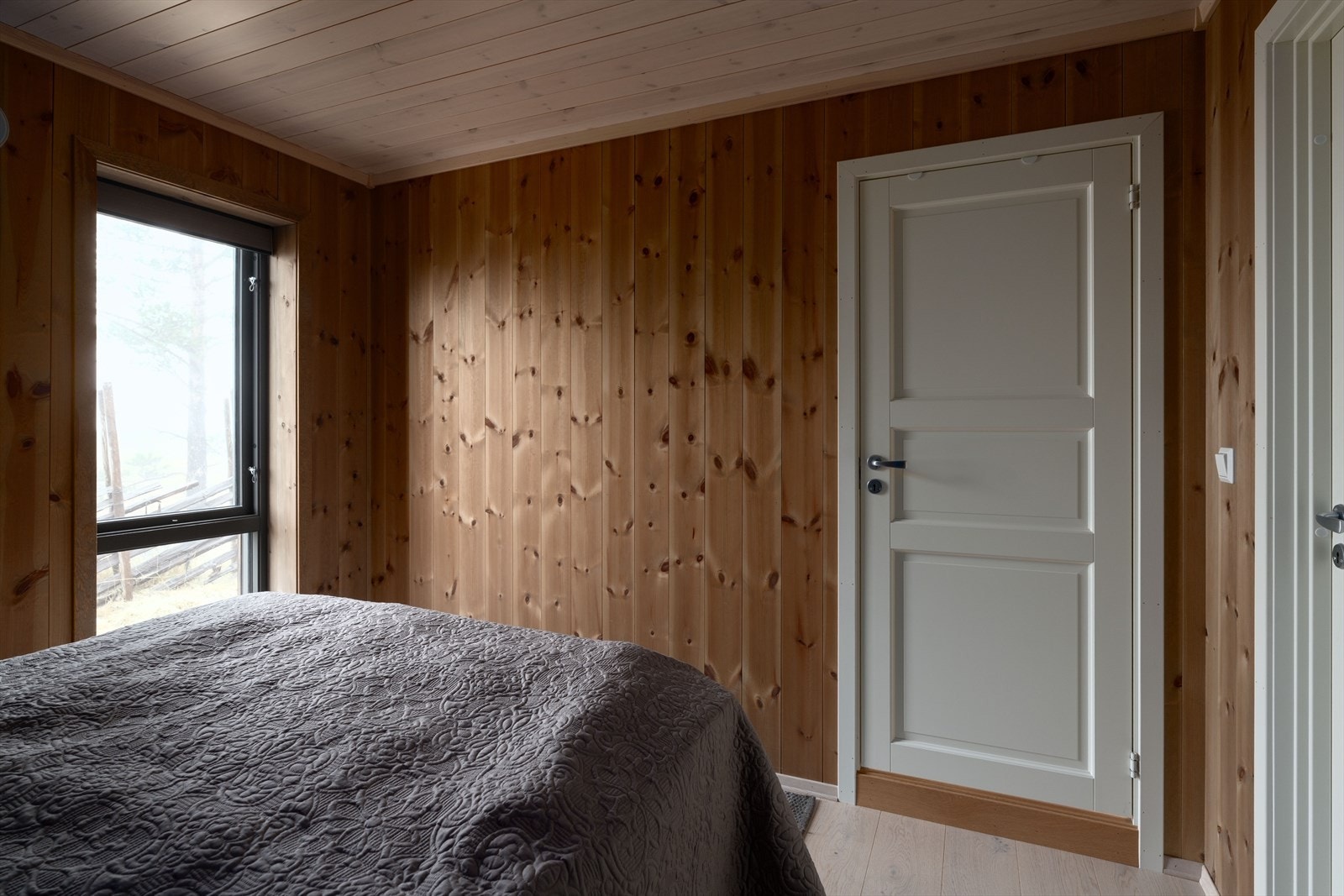 Hytta har hele fire soverom, dette har adkomst til eget baderom. Galleribilde