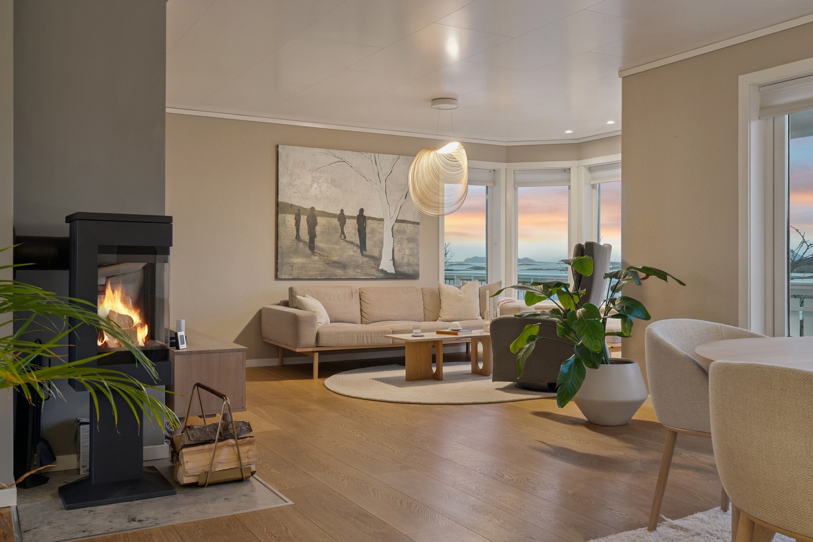 Både vedfyring og varmepumpe til oppvarming Galleribilde