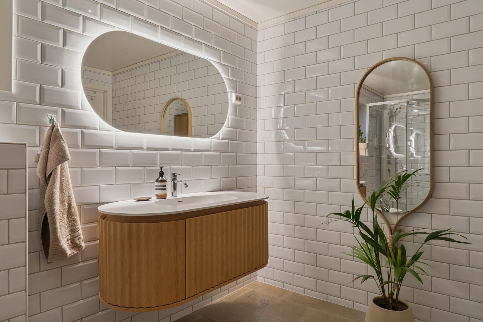 Ny innredning i heltre eik, dusjkabinett og hjørnebadekar i 2024 Galleribilde