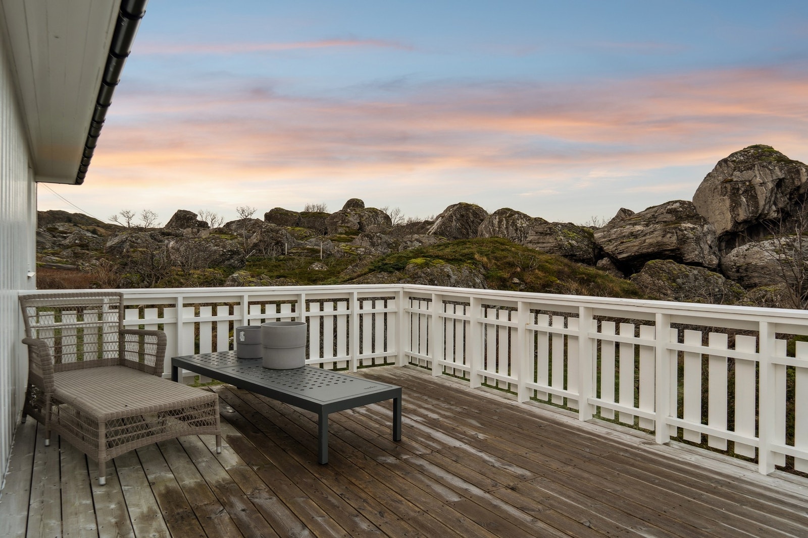 Her kan man virkelig nyte sola og utsikten Galleribilde