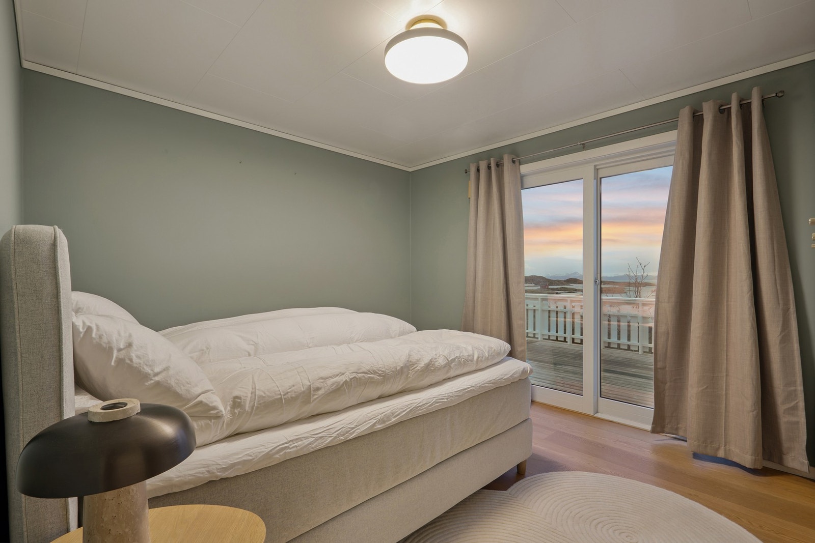 Hovedsoverommet hvor man har panoramautsikt fra sengen Galleribilde