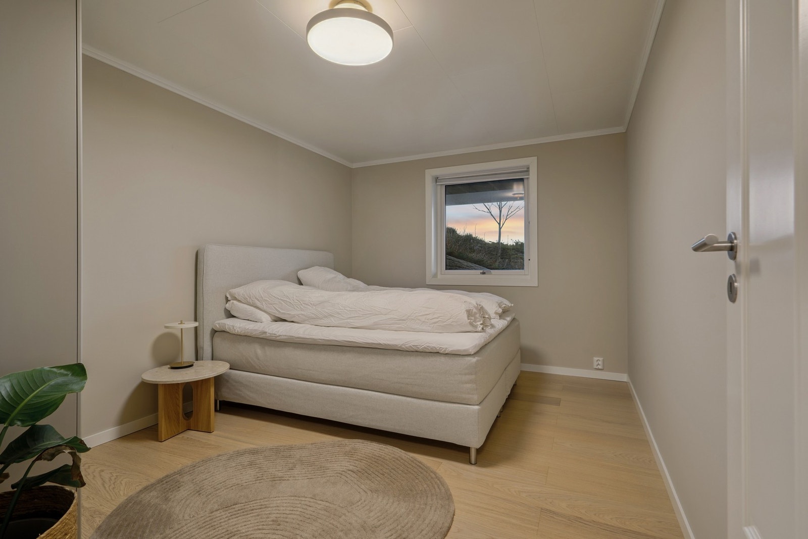 Utleiedelen har 2 soverom. Her er hovedsoverommet Galleribilde