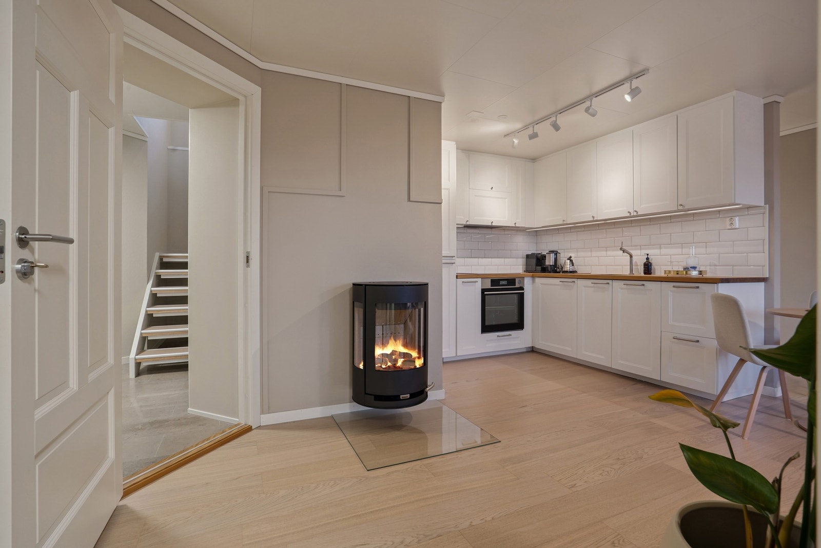 Det er satt inn dør mellom hoveddelen og utleiedelen Galleribilde