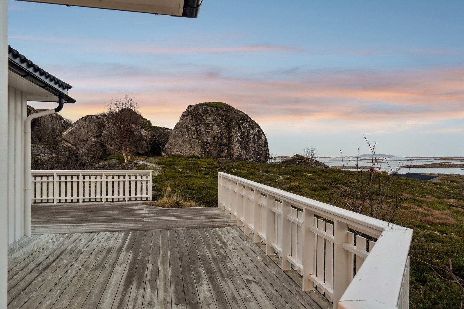 Det er totalt 95 kvm terrasse rundt boligen Galleribilde