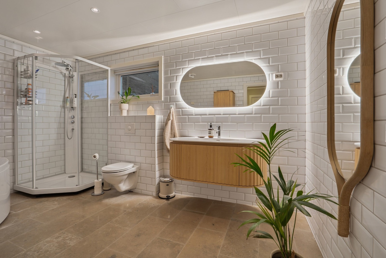 Stort delikat bad i hovedetasjen Galleribilde