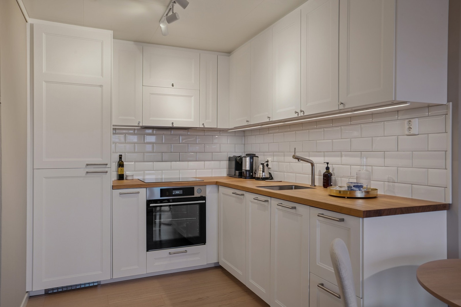 Nytt kjøkken anno 2024. Integrert koketopp, steikeovn. Komfyrvakt over koketoppen.
Oppvaskkum av stål med ett-greps blandebatteri. Integrert
oppvaskmaskin (smal type) Galleribilde