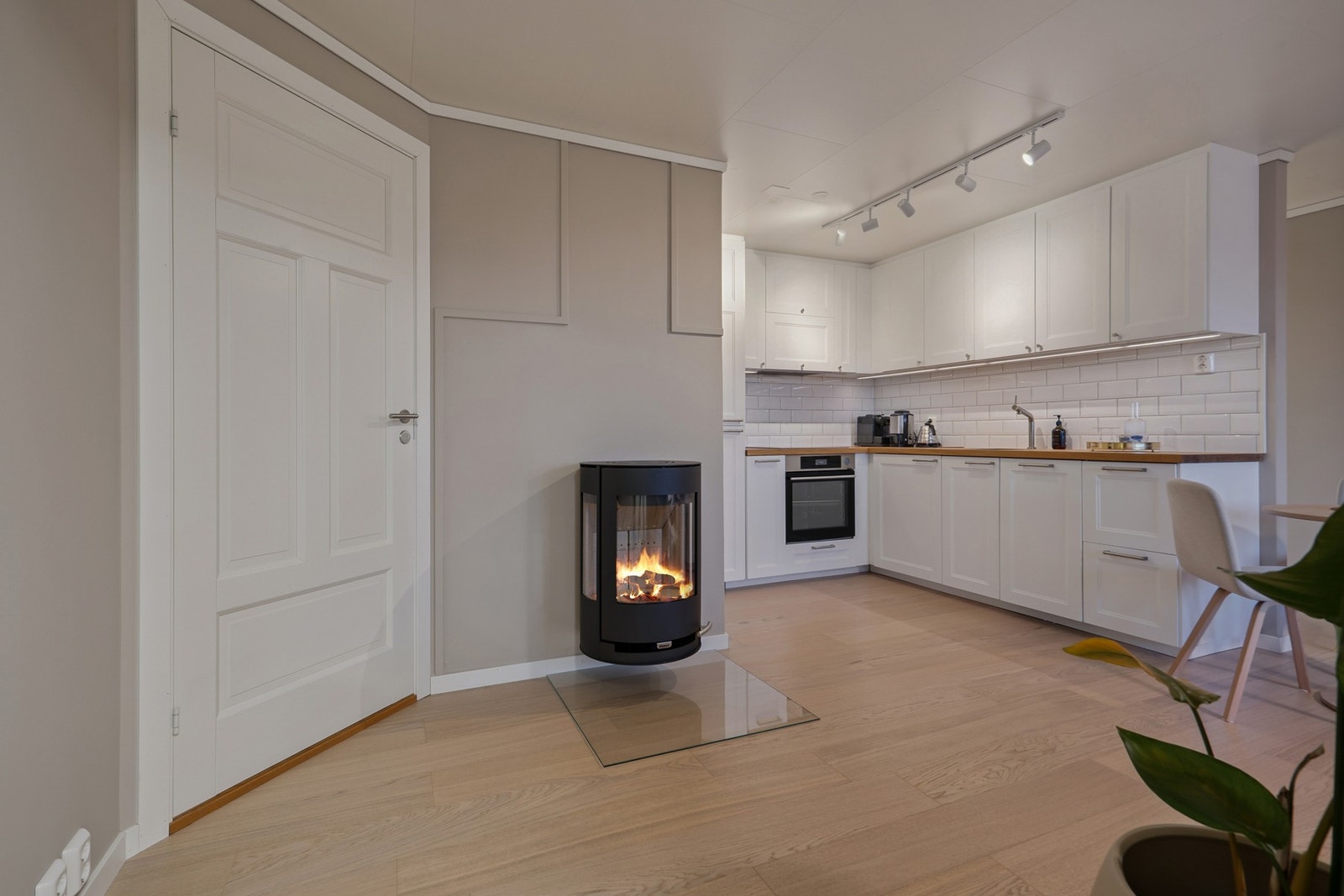 Her har man også vedfyring i tillegg til varme i gulvene Galleribilde