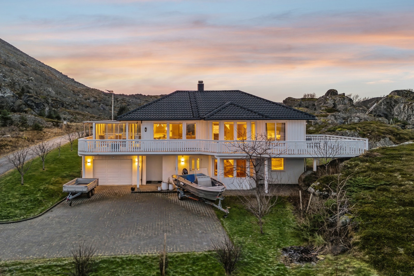 Enebolig på en fantastisk utsiktstomt. 3-roms utleiedel. Garasje. Bør sees! Galleribilde