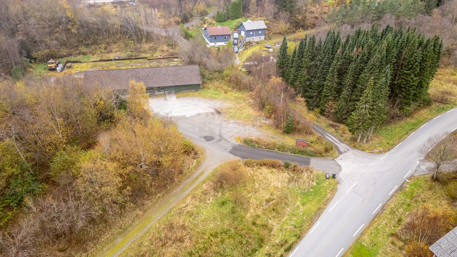 Krysset inn mot eiendommen. Stikkveien ned til venstre går ned til drivhuset sin langvegg. Galleribilde