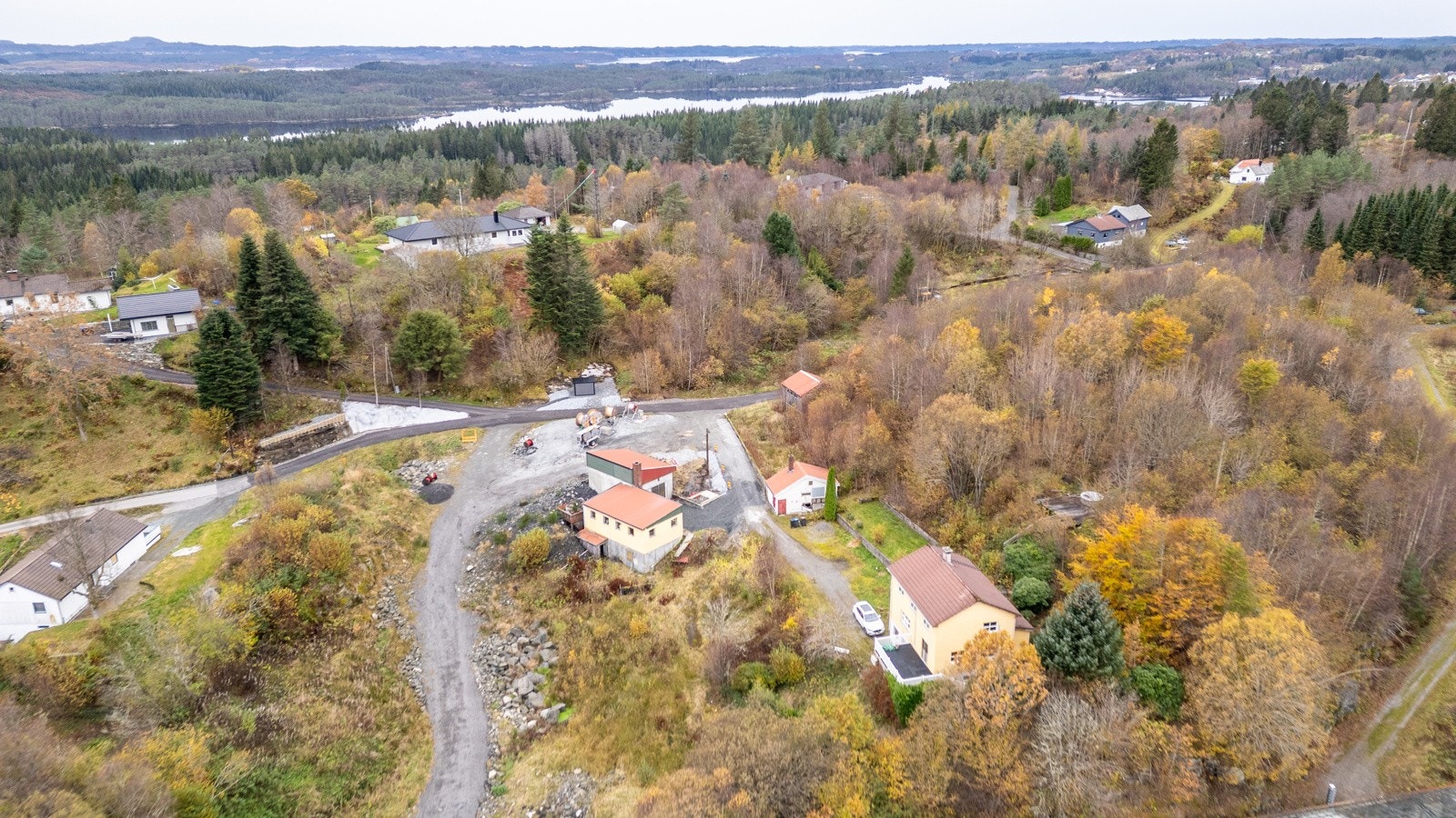Huset og verkstedet med nedkjørsel til drivhuset Galleribilde
