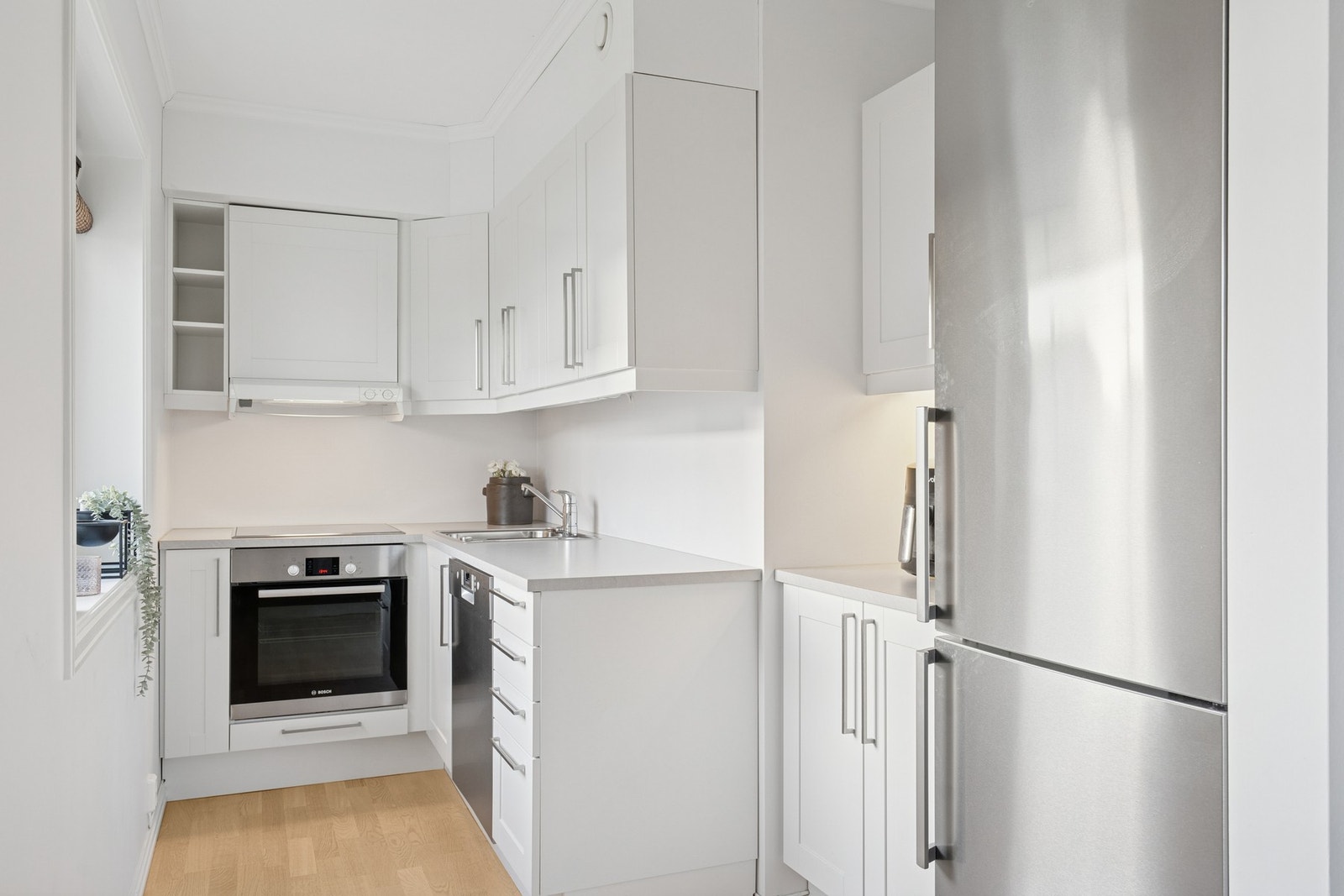 Et funksjonelt og praktisk kjøkken. Det er også nisje til frittstående kjøleskap/fryseskap. Galleribilde