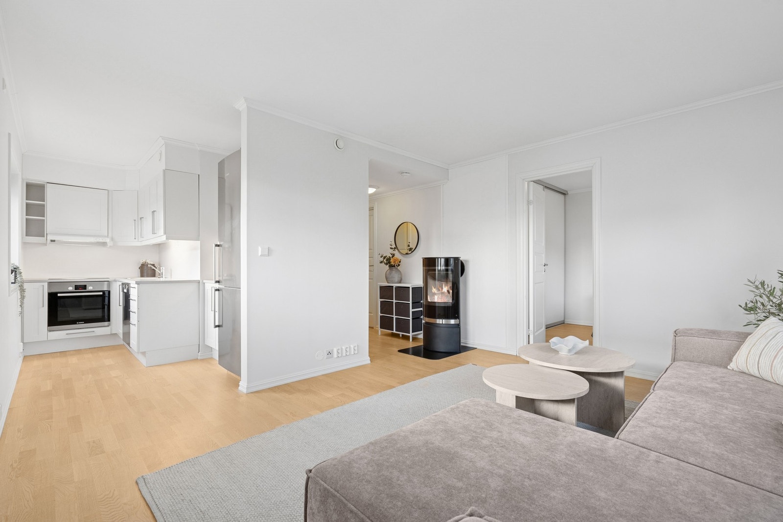 Stuen oppleves som romslig og har god plass til en sofagruppe, TV og annet ønsket møblement Galleribilde