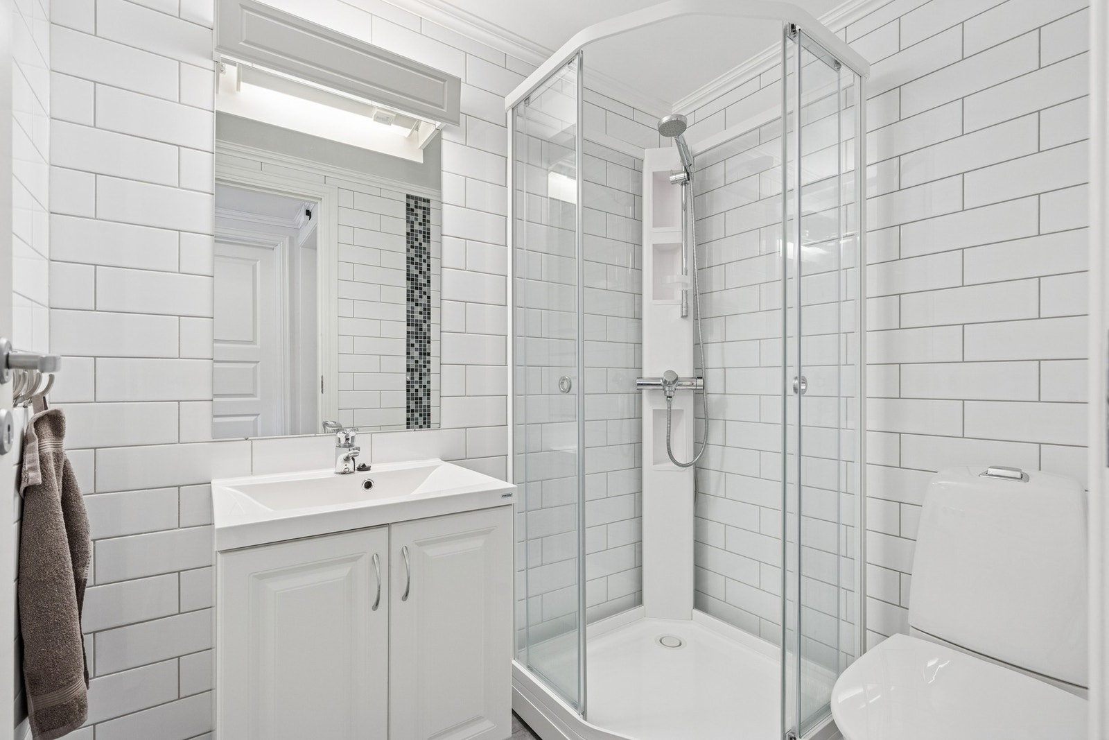 Badet har fliser på veggene og gulvet. Det er også elektriske varmekabler Galleribilde