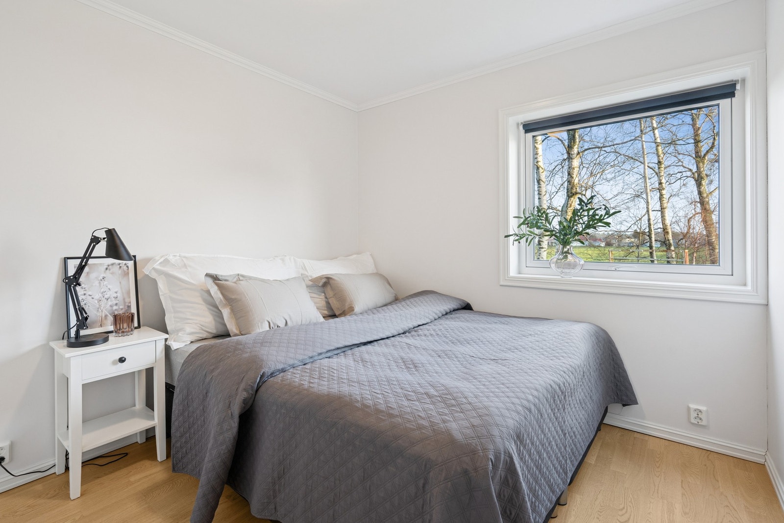 Hovedsoverommet med plass til dobbeltseng og nattbord Galleribilde