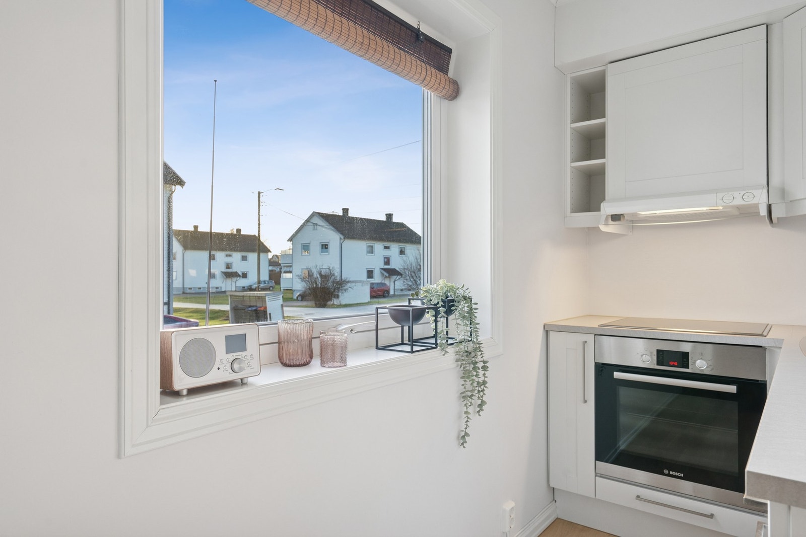 Integrerte hvitevarer som medfølger i handelen er oppvaskmaskin, induksjonstopp, stekeovn og komfyrvakt. Vaskemaskin medfølger også. Galleribilde