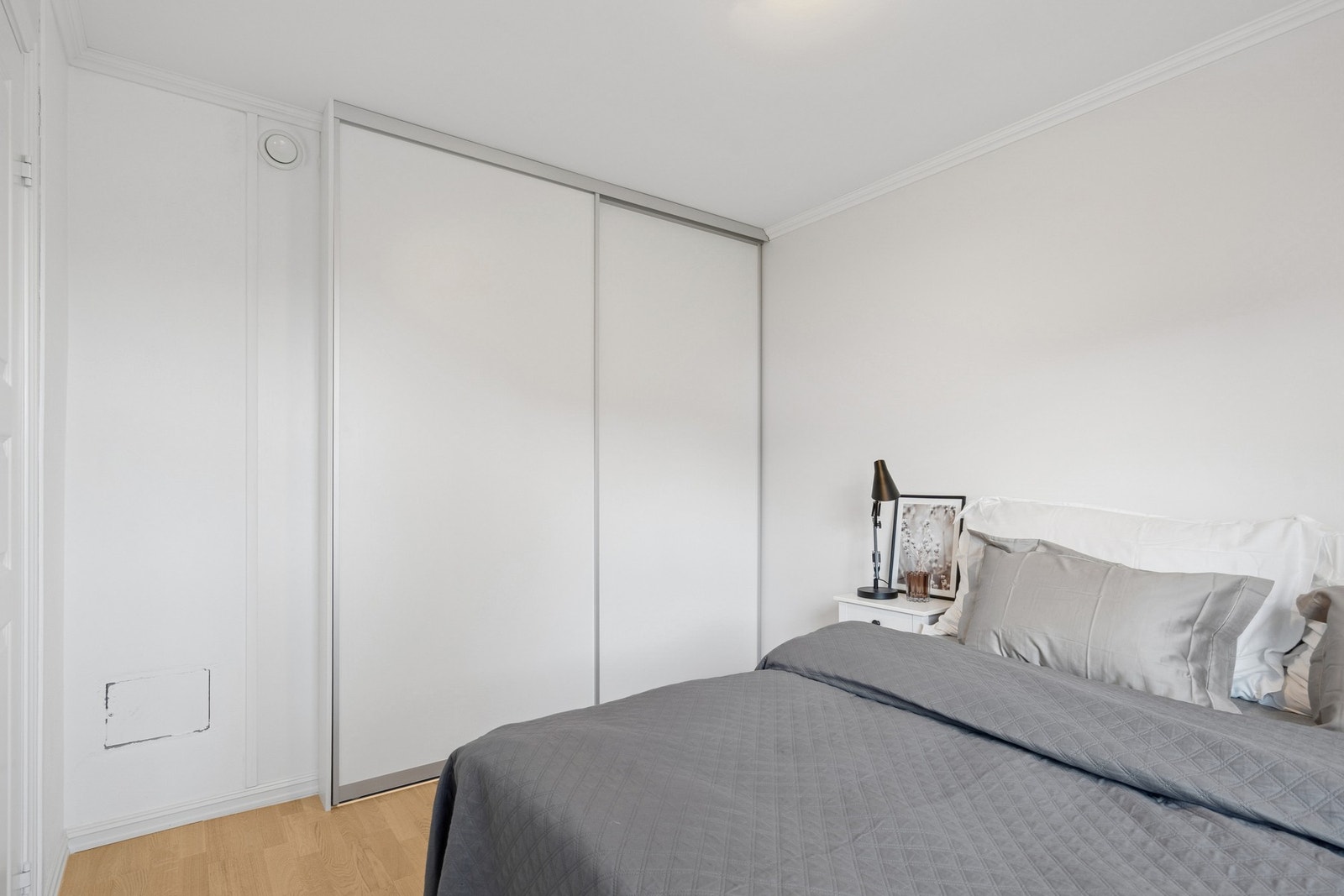 Skyvedørsgarderobe gir et ryddig uttrykk, samtidig som den utnytter plassen maksimalt Galleribilde