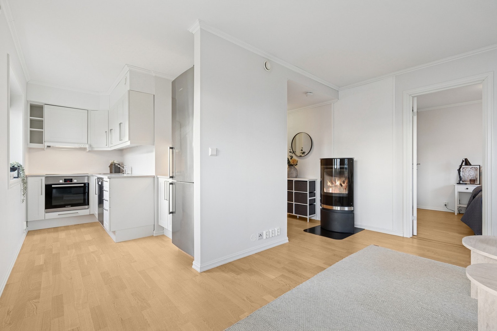 Stue og kjøkken ligger i åpen løsning, som gir et sosialt allrom Galleribilde