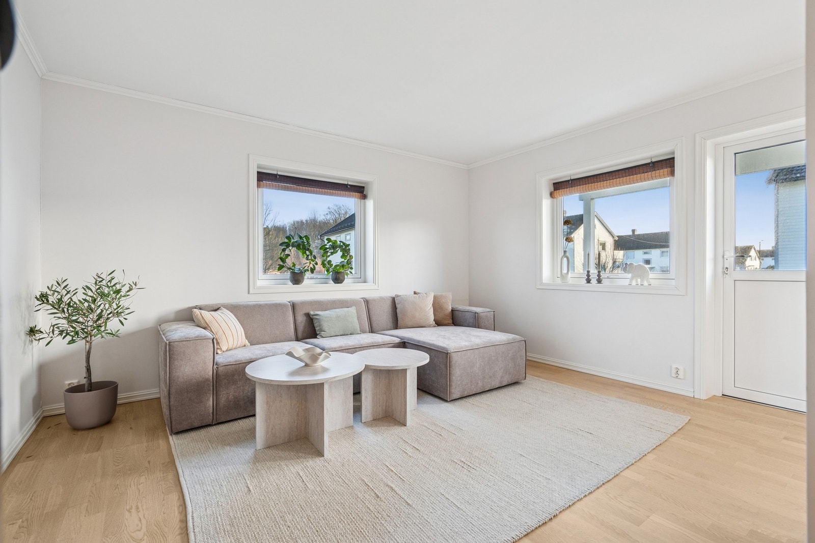 Lys og innbydende stue med store vinduer som gir rikelig med naturlig lys Galleribilde