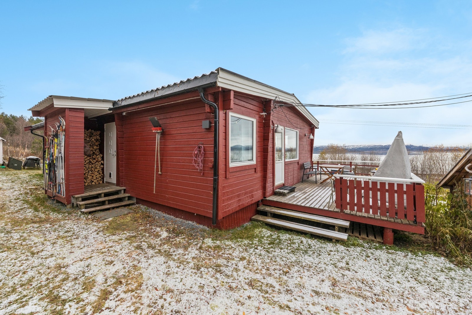 Fasade og terrasse Galleribilde