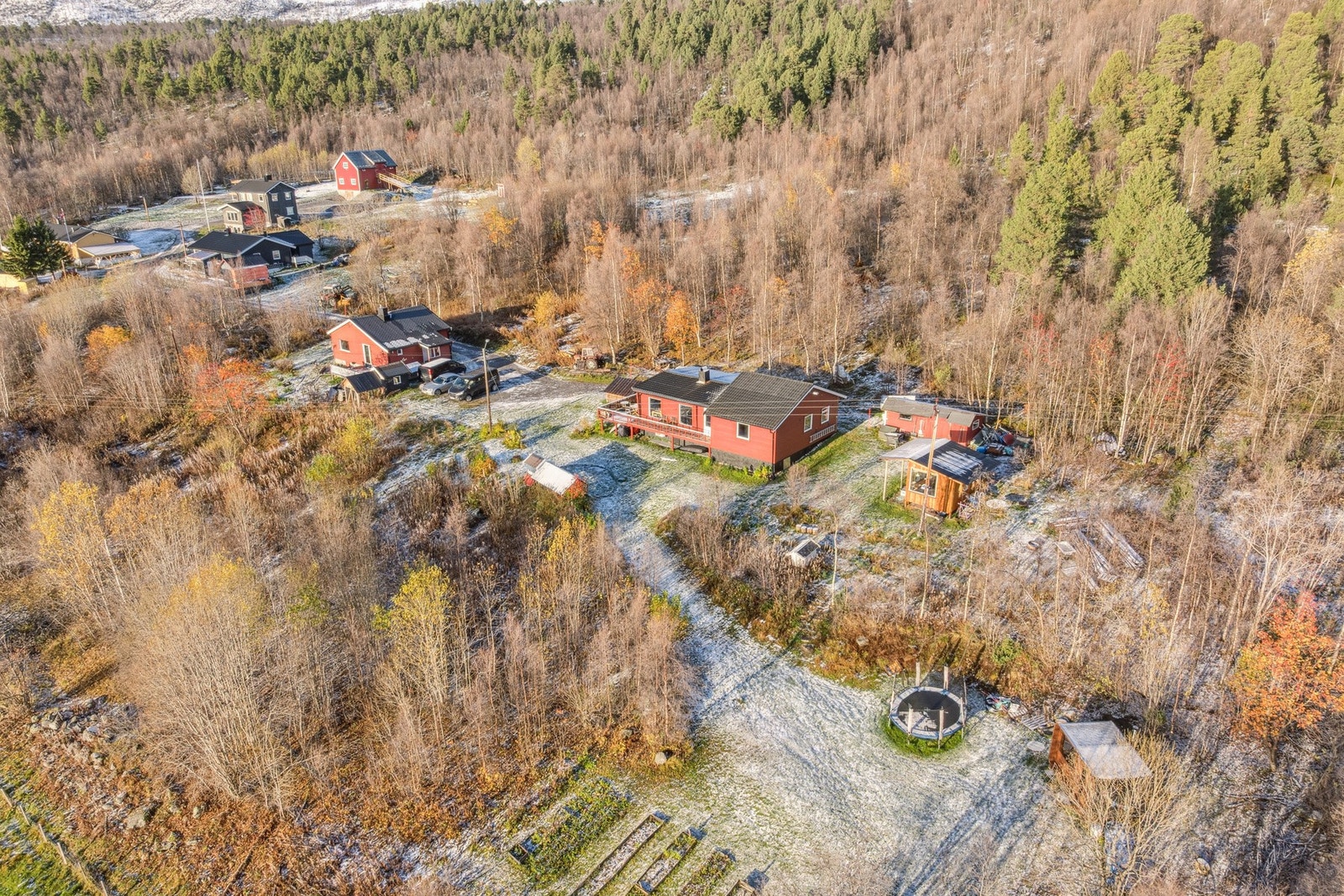 Boligen er oppført i 1977 og tilbygget i 2006 Galleribilde