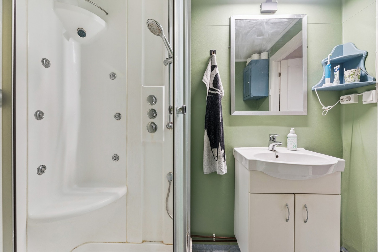 Badet er utstyrt med servant, dusjkabinett og toalett Galleribilde