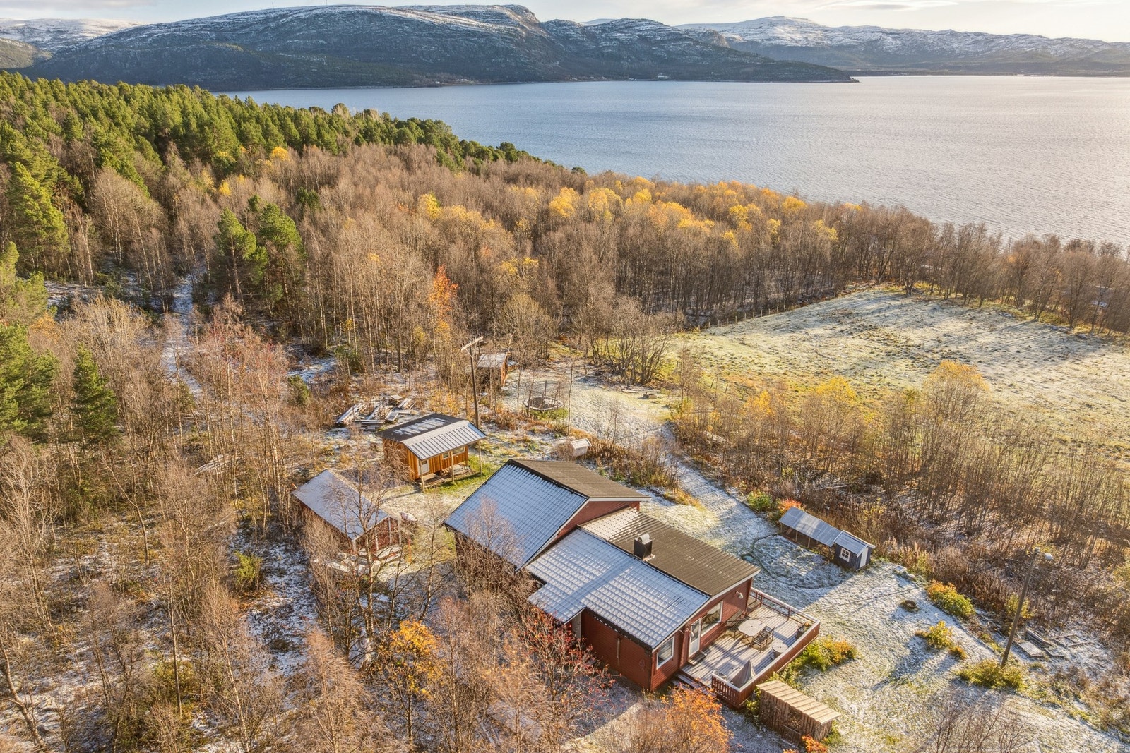 Eiendommen ligger i et LNFR-område, som gir et naturnært og fredelig bomiljø med flotte turområder like utenfor døren Galleribilde