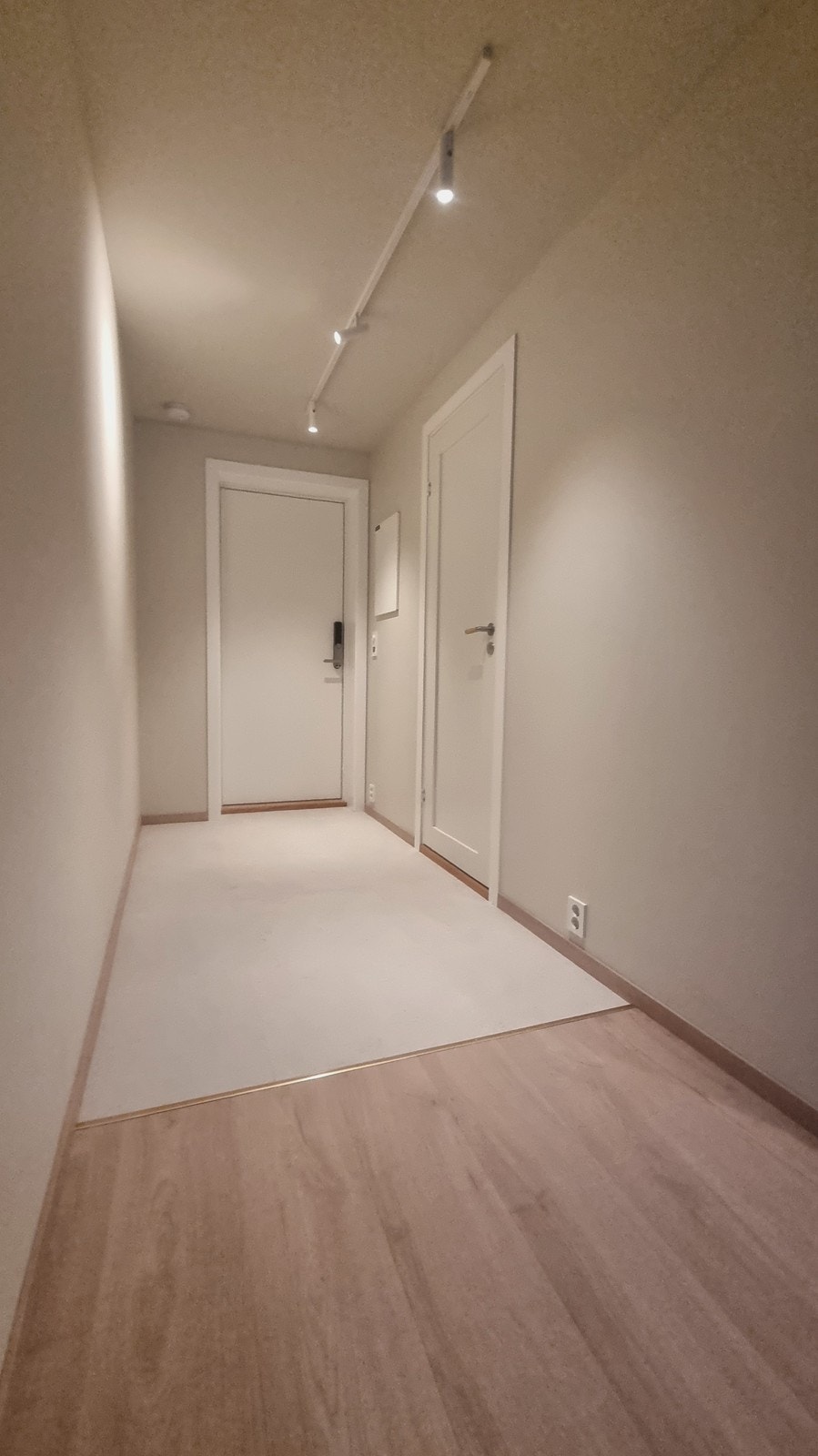 Entreen er flislagt. Varme i alle gulv! Galleribilde