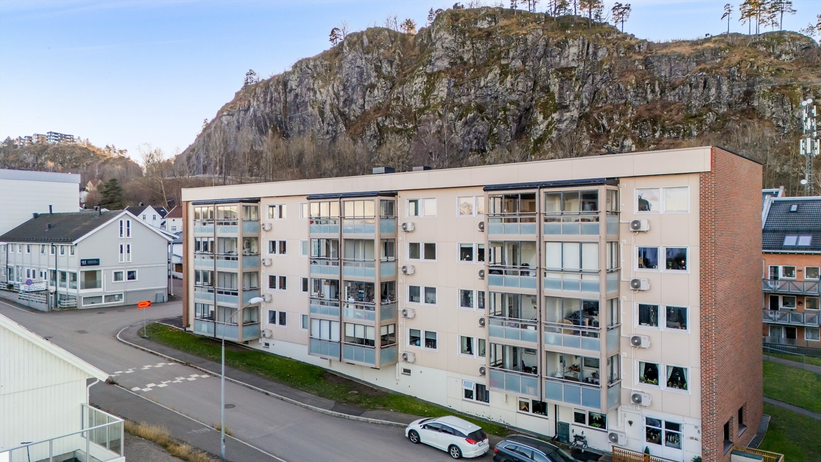 Fin innglasset balkong med litt sjøutsikt. Galleribilde