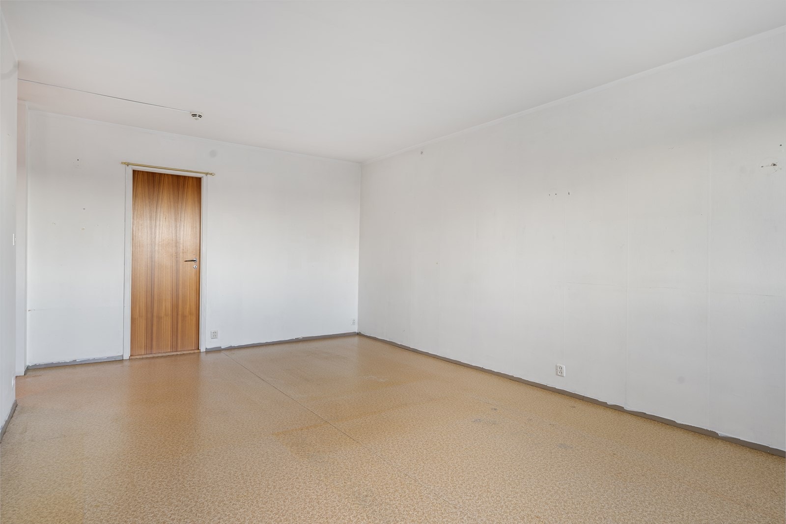 Stuen er romslig og har et flott potensial. Boligen har en praktisk planløsning med adskilt kjøkken fra stuen. Galleribilde