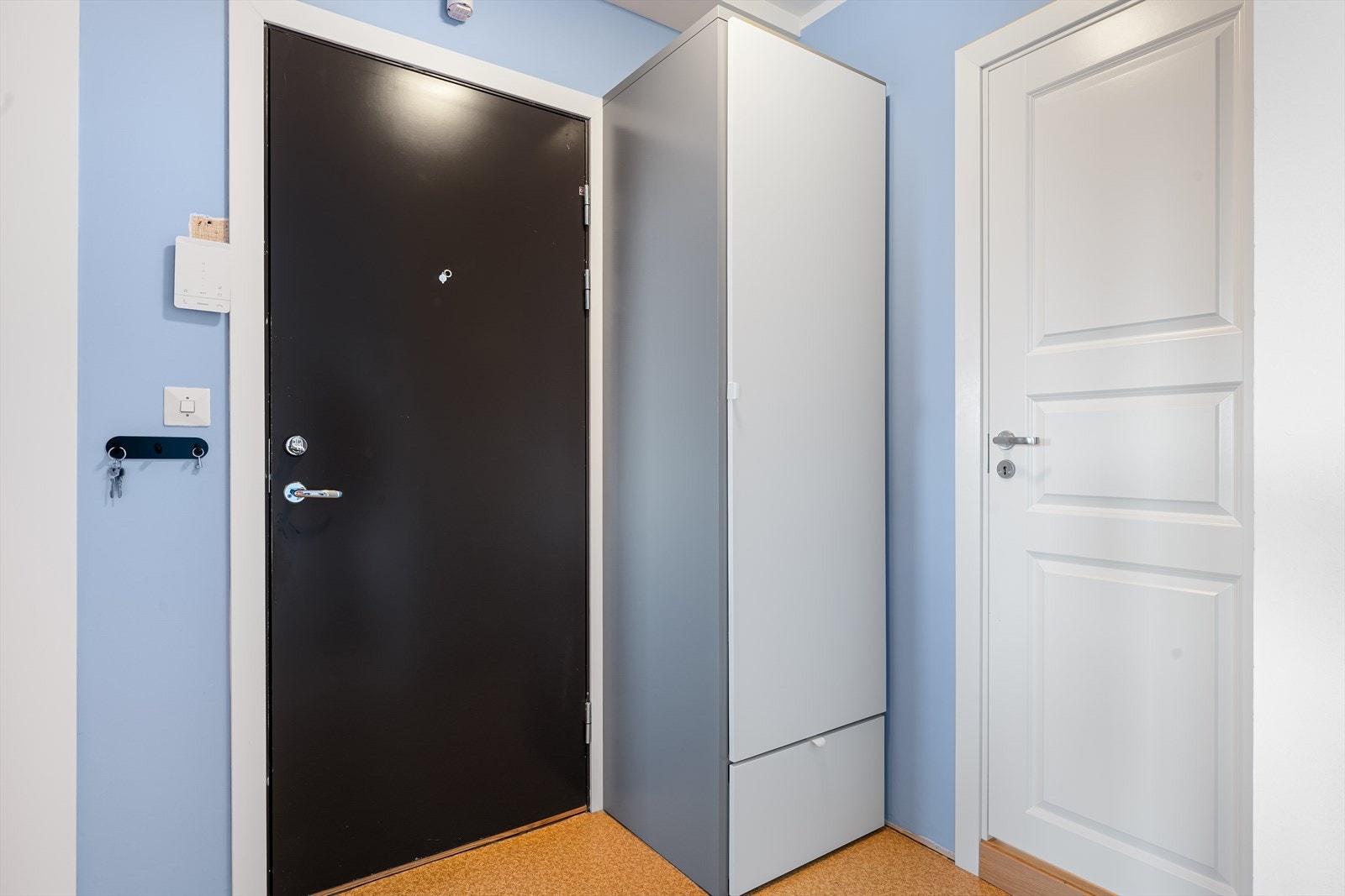 Velkommen inn til entréen med plass til oppheng av yttertøy og til å sette ifra seg sko. Her finner du et stilrent garderobeskap med oppbevaringsplass. Galleribilde