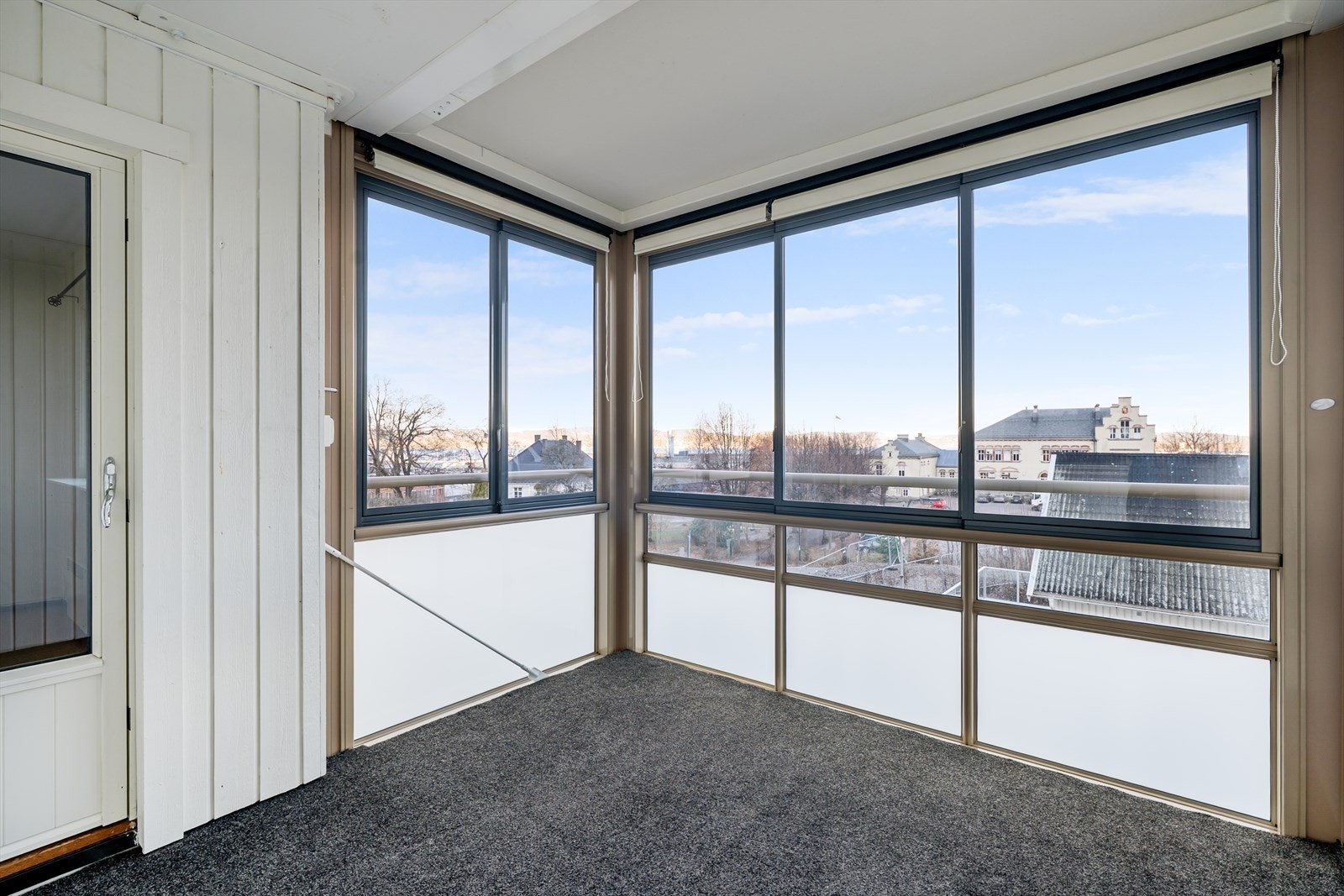 Romslig fin balkong som er innglasset. Galleribilde