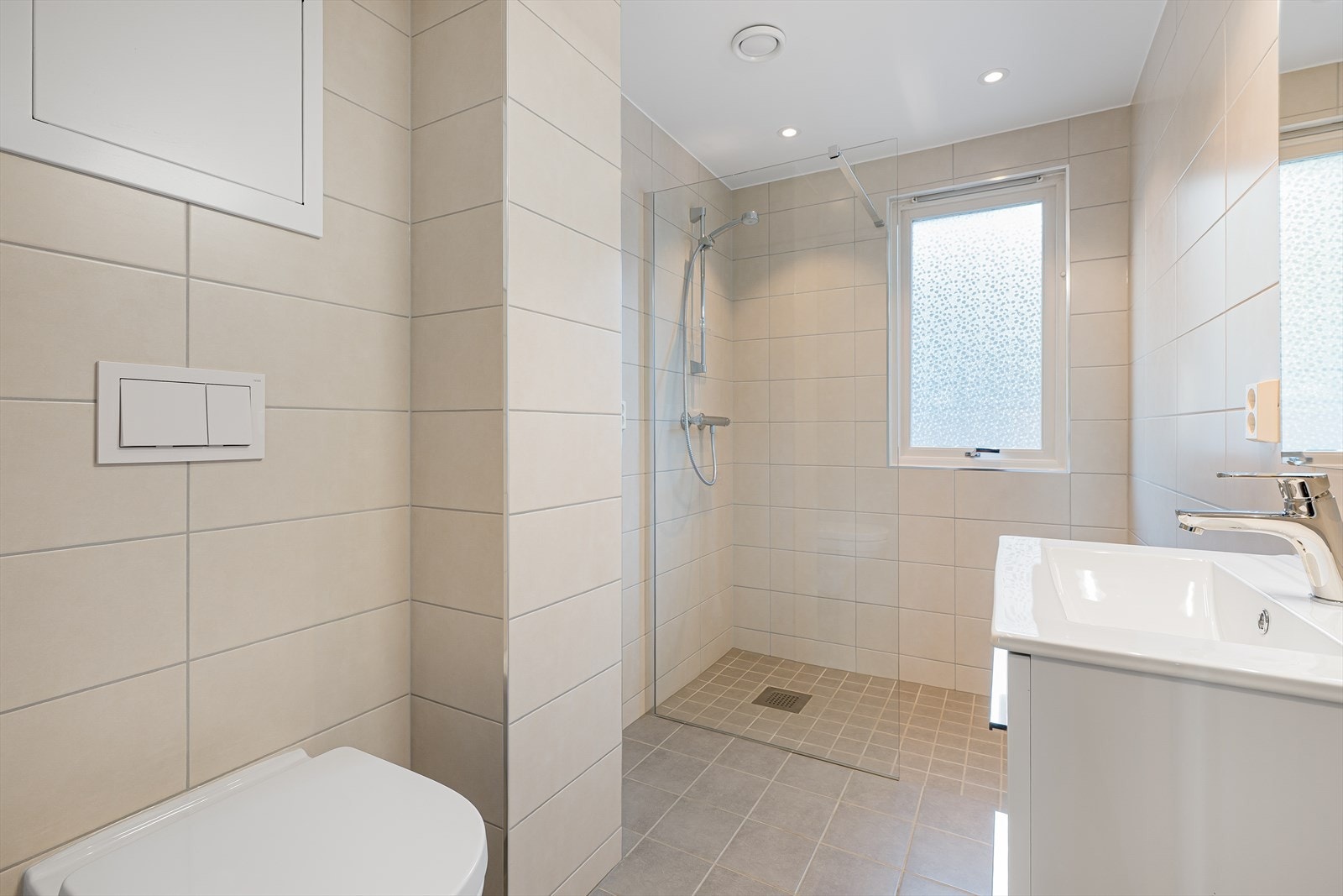 Nytt flott fliselagt bad/wc. Galleribilde