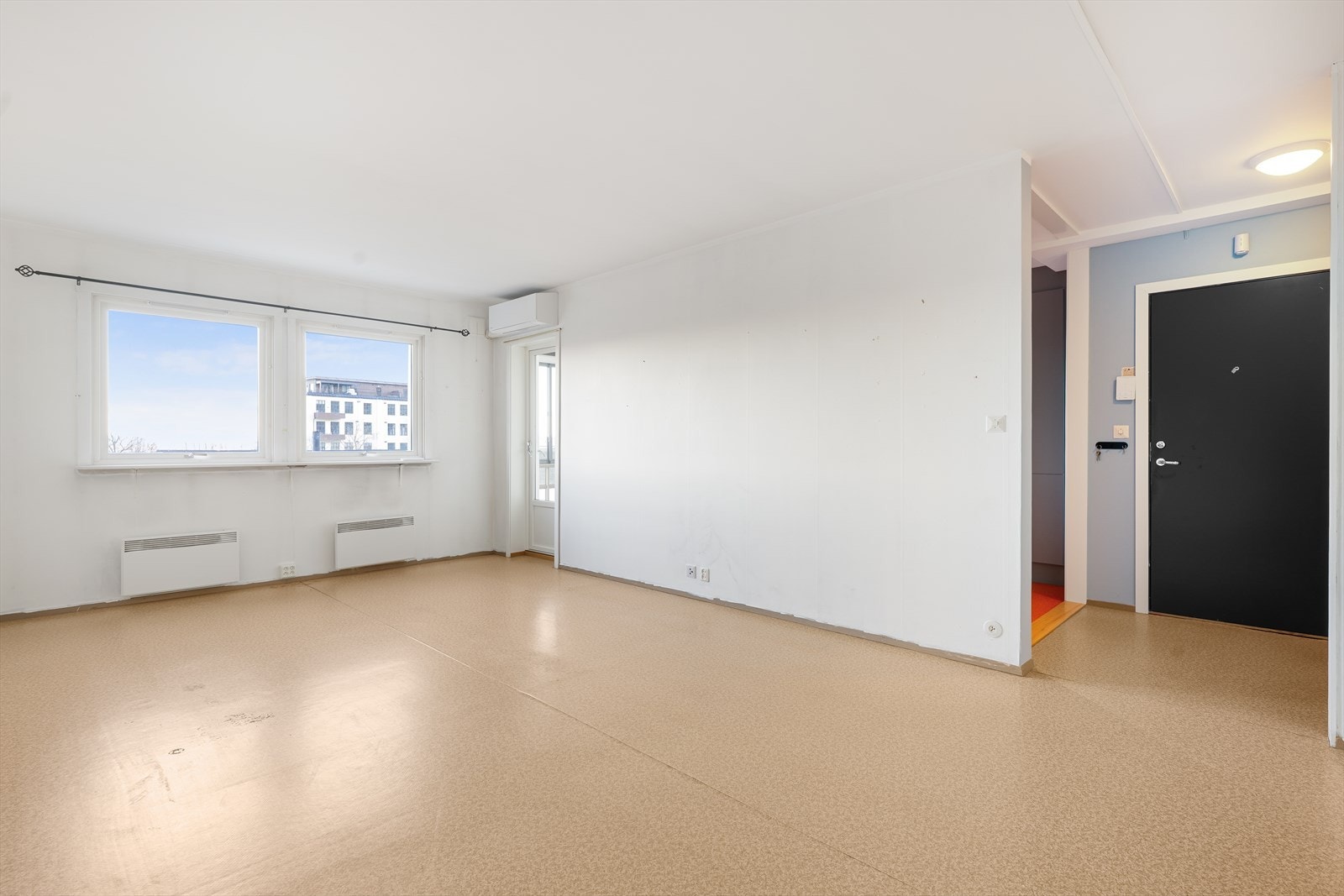 Fra stuen er det direkte utgang til en innglasset balkong med plass til utemøblement. Galleribilde