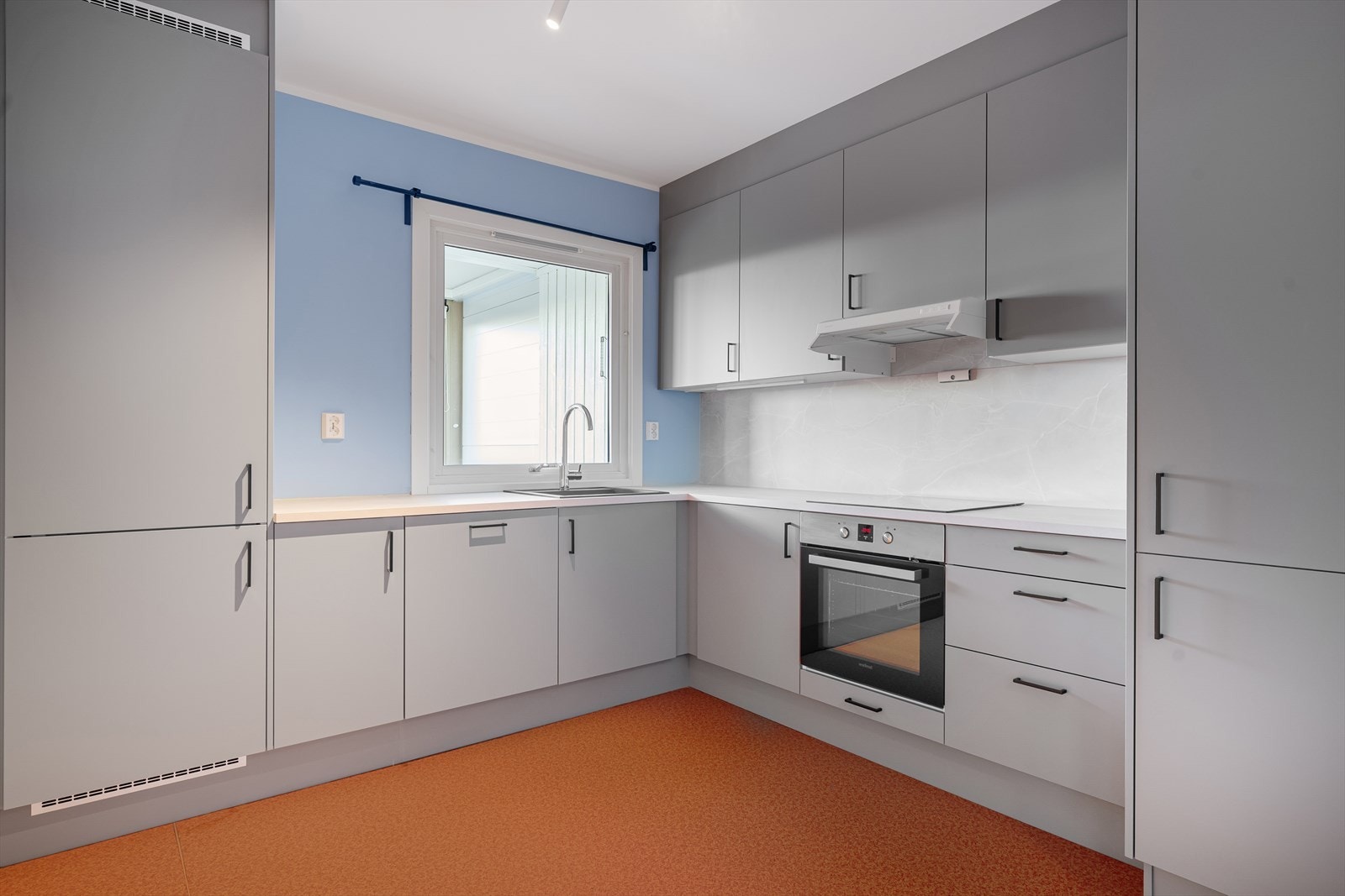 Nytt Kjøkken fra 2024 med integrert komfyr, og kjøl/frys. Galleribilde