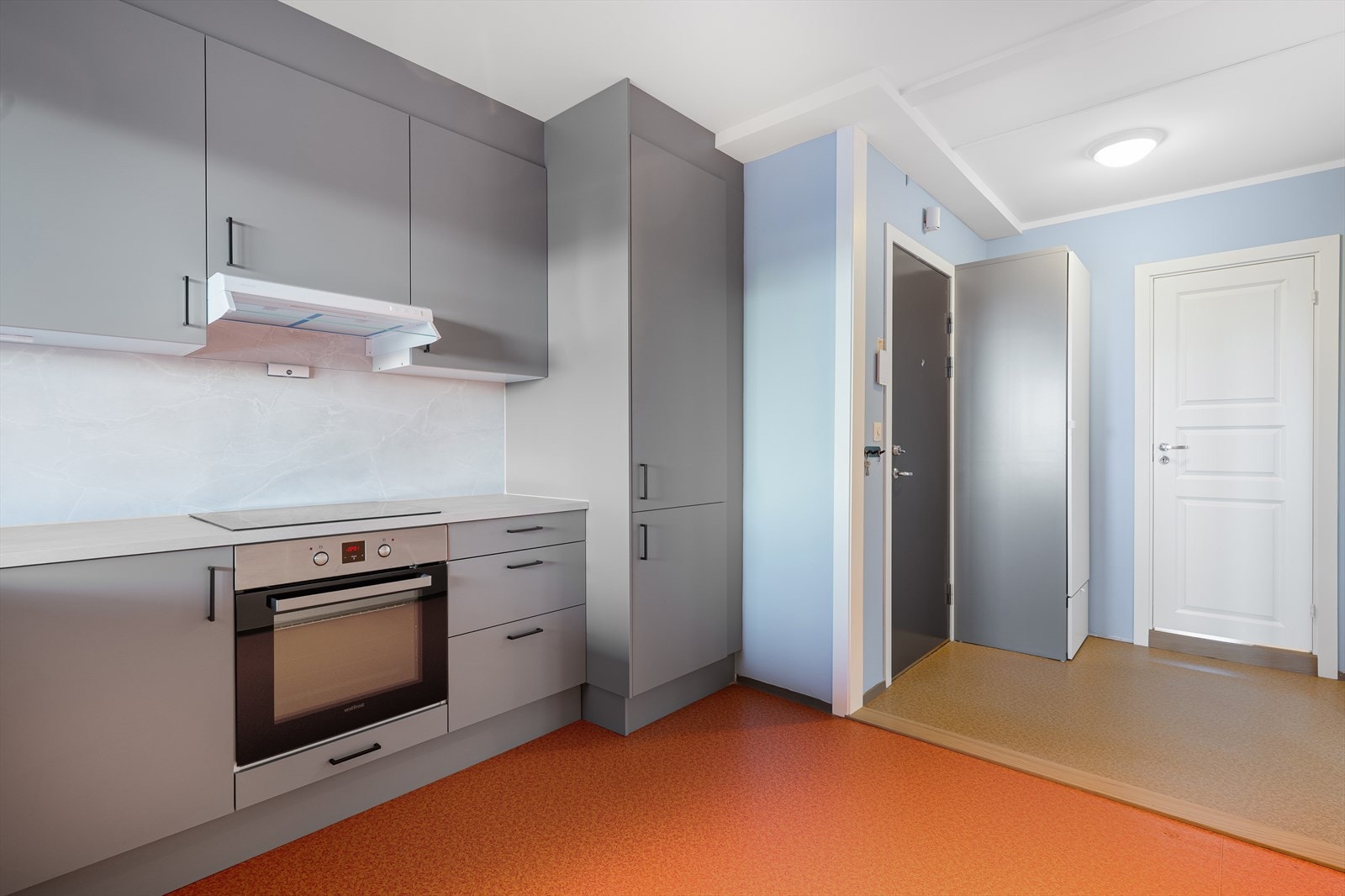 Kjøkkenet har moderne, folierte skrog og fronter som gir et stilrent og tidløst uttrykk. Galleribilde