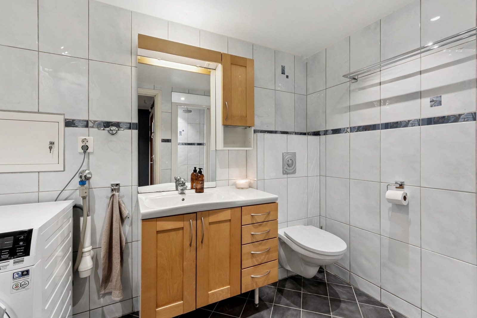 Bad med funksjonell løsning og god plassutnyttelse Galleribilde