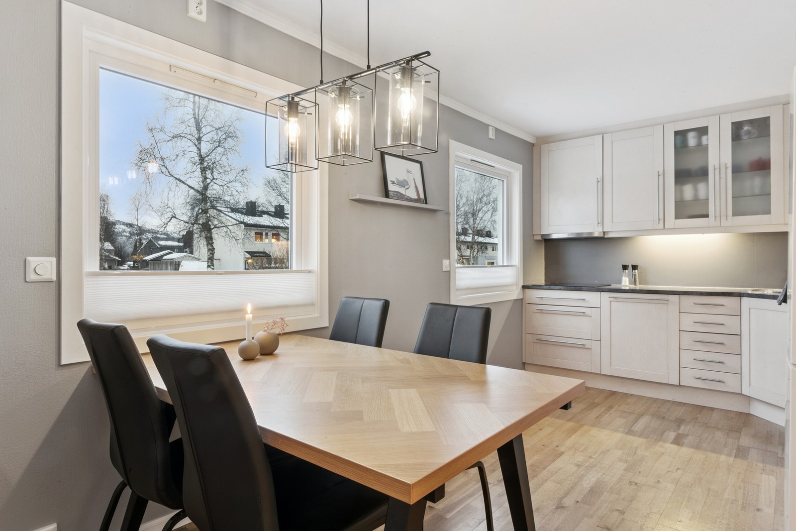 Spiseplass mellom stua og kjøkkenet. Galleribilde