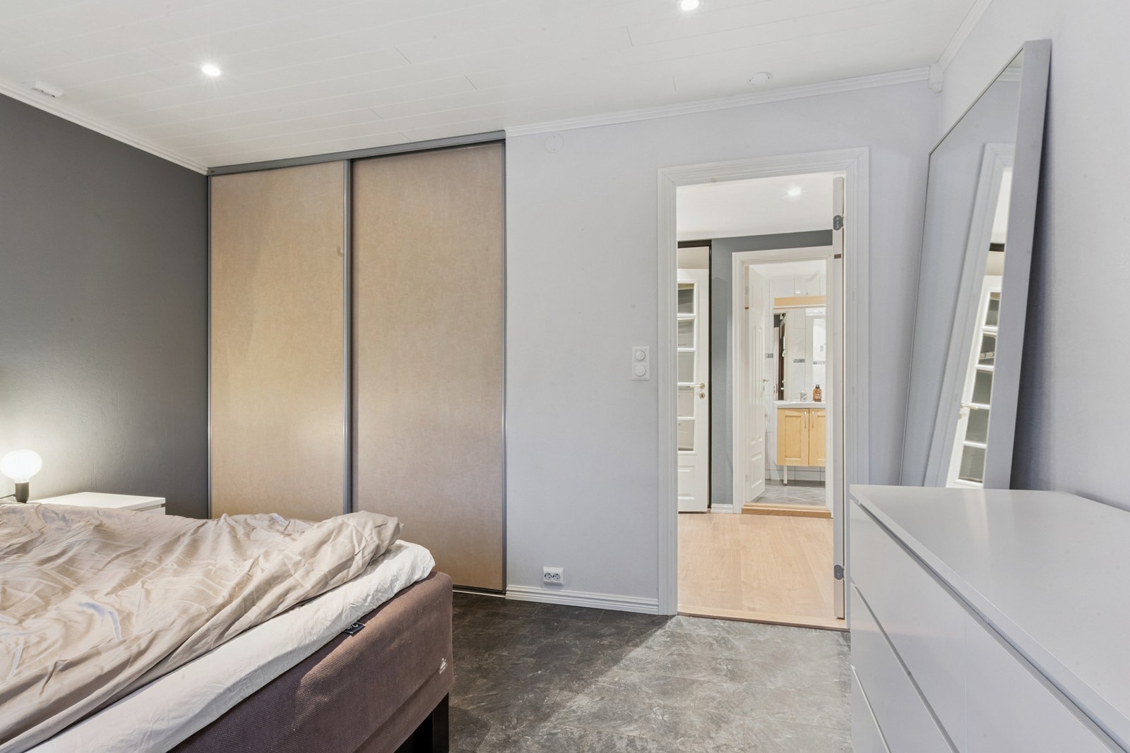 Praktisk skyvedørsgarderobe på begge soverommene Galleribilde