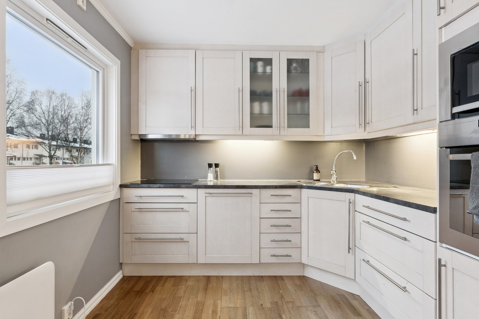 Store vinduer som slipper inn masse naturlig lys! Galleribilde