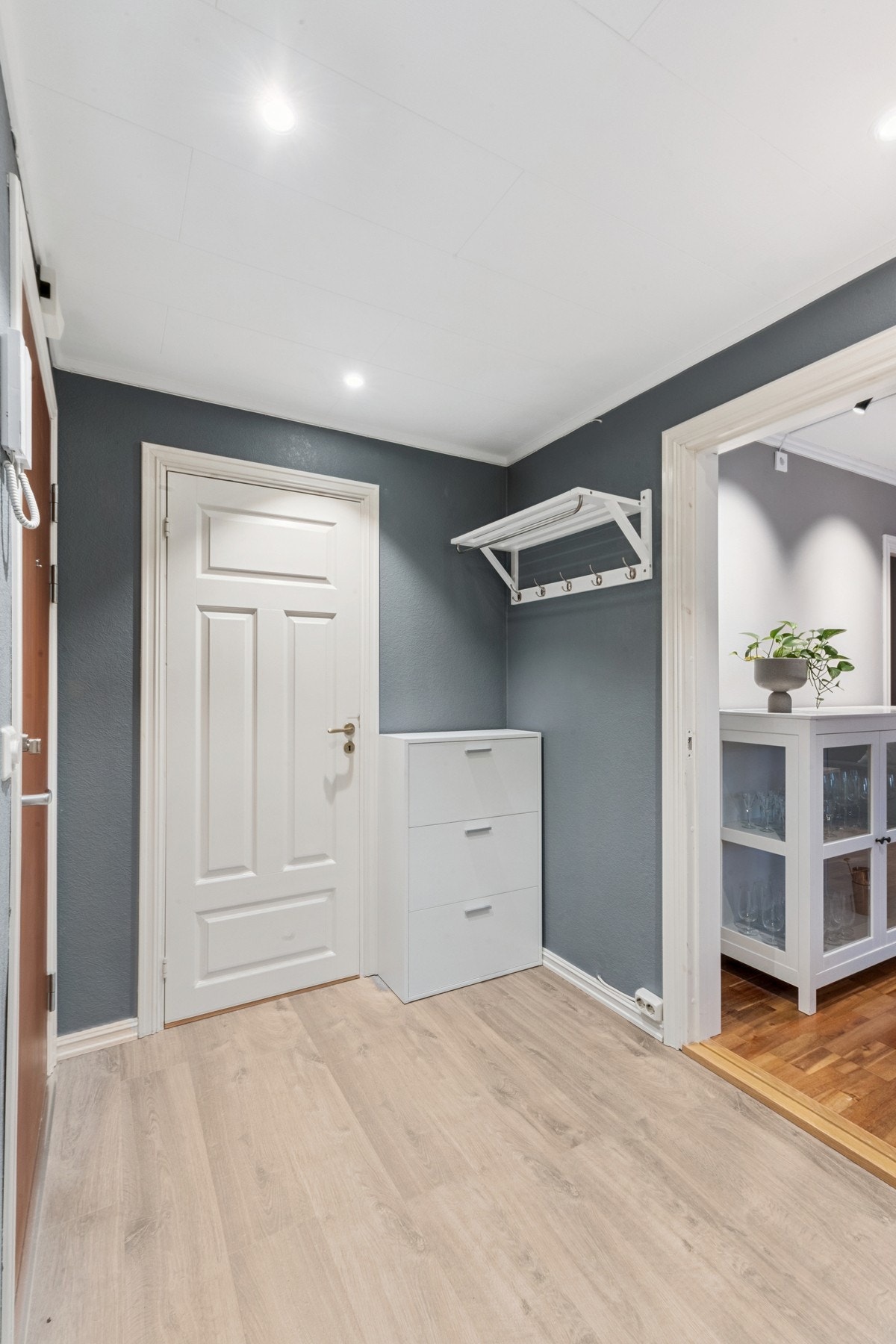 Entré med plass til sko og tøy Galleribilde