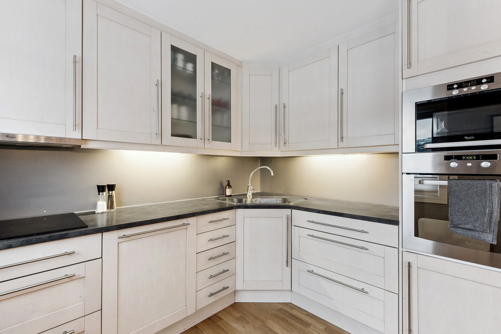 Praktisk kjøkken med gode arbeidsflater Galleribilde