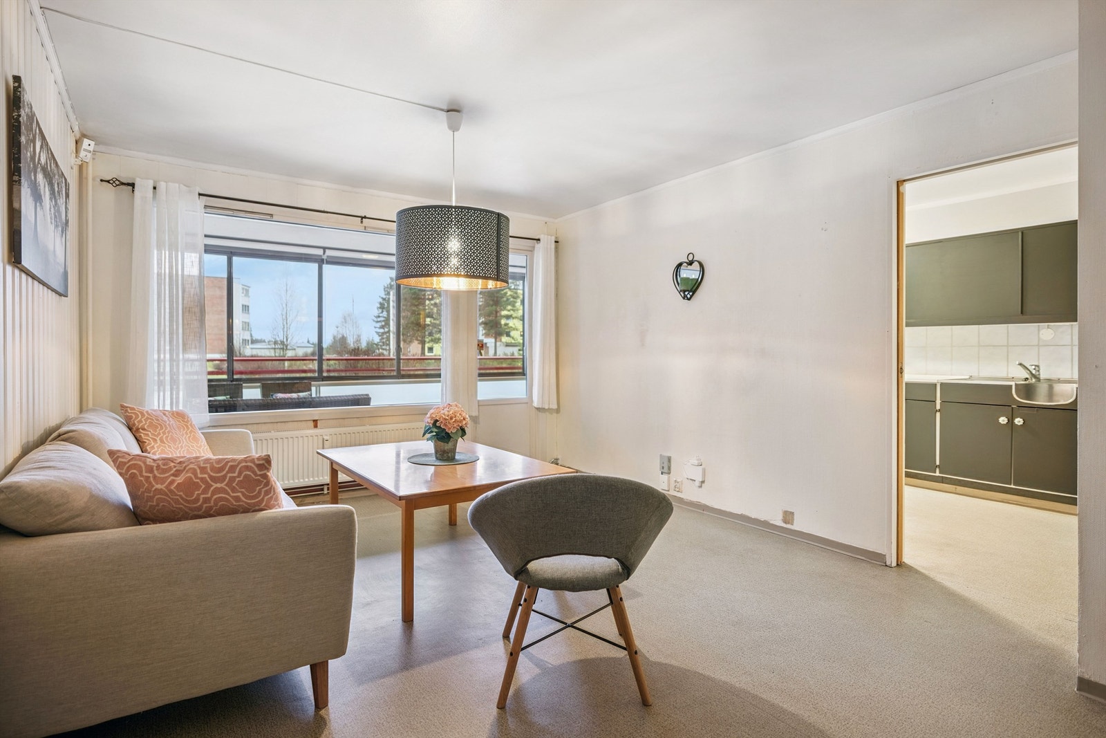 Stuen er et åpent rom med store vindusflater og direkte utgang til balkongen. Galleribilde