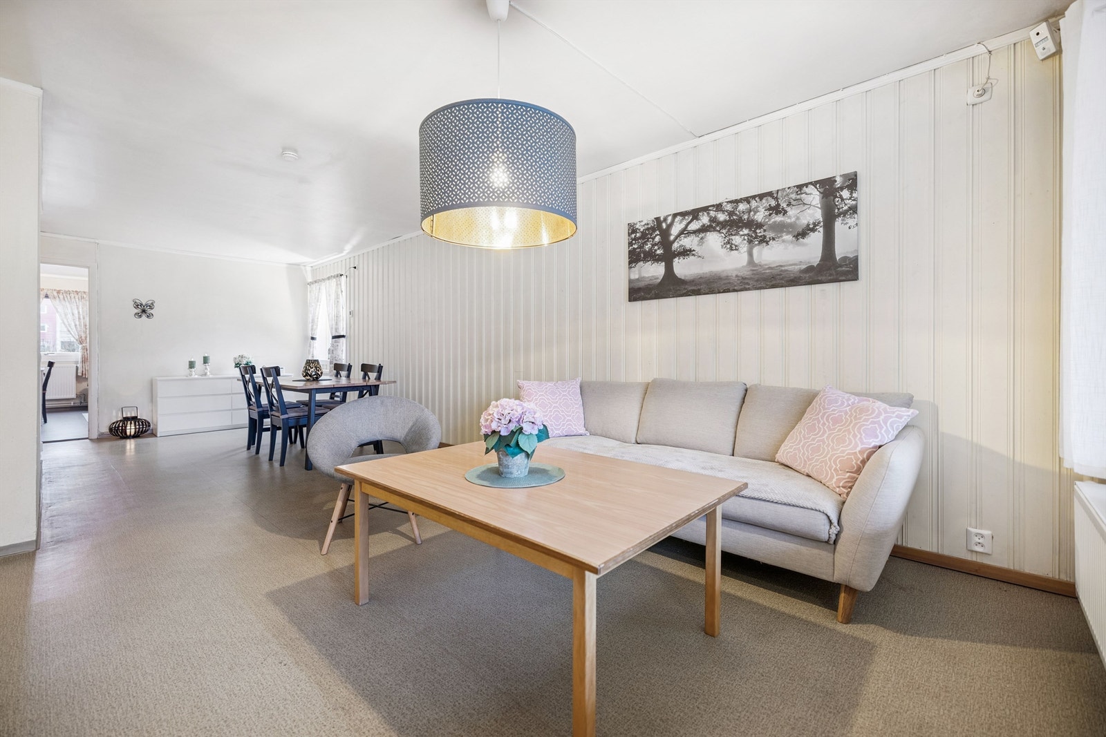 Leiligheten har en åpen løsning mellom stue og spisestue, som gir en god romfølelse. Galleribilde