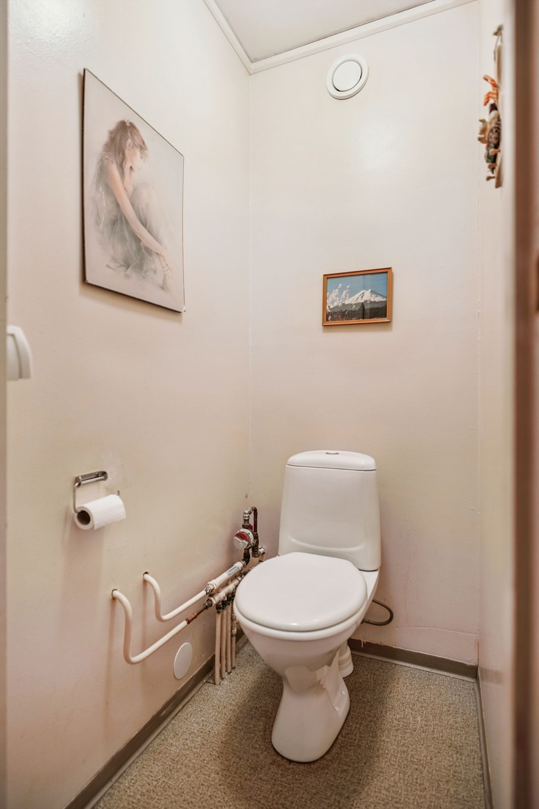 Leiligheten har et praktisk, separat toalettrom i tilknytning til entréen. Galleribilde